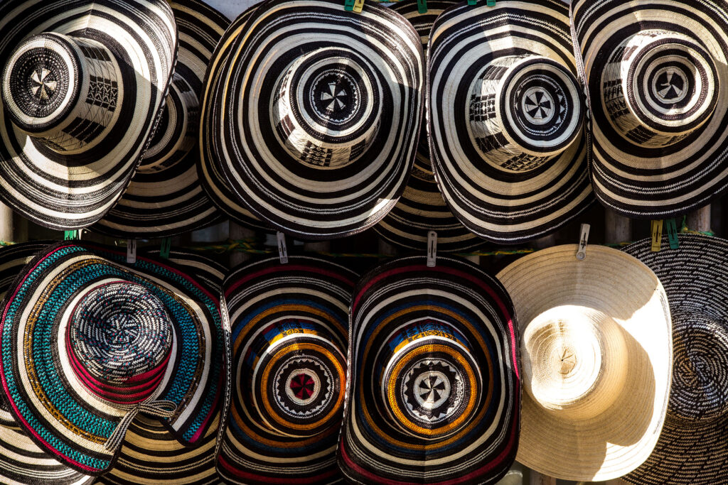 Elegantes sombreros vueltiao a la venta en la calle.