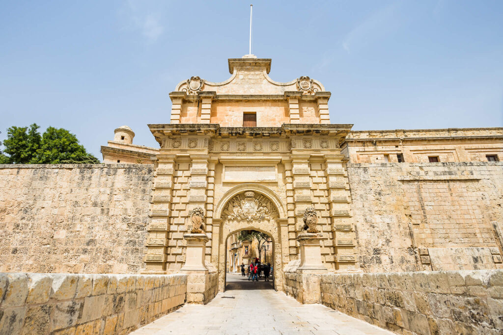 Una arquitectura elaborada adorna la antigua puerta y las paredes de Mdina.