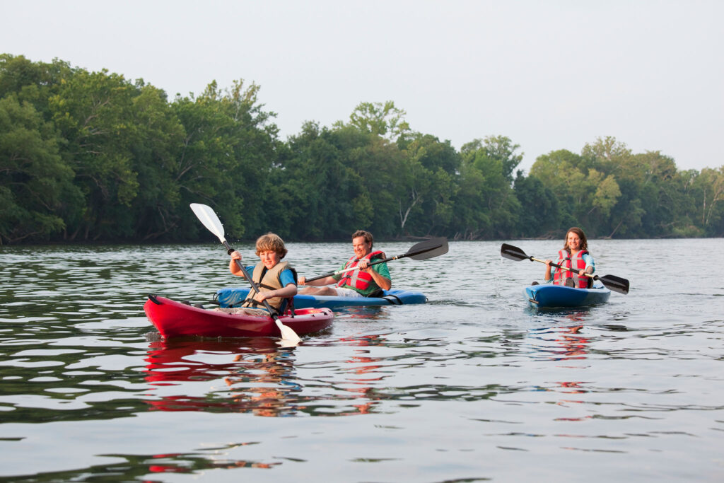 Una familia navega en kayak.