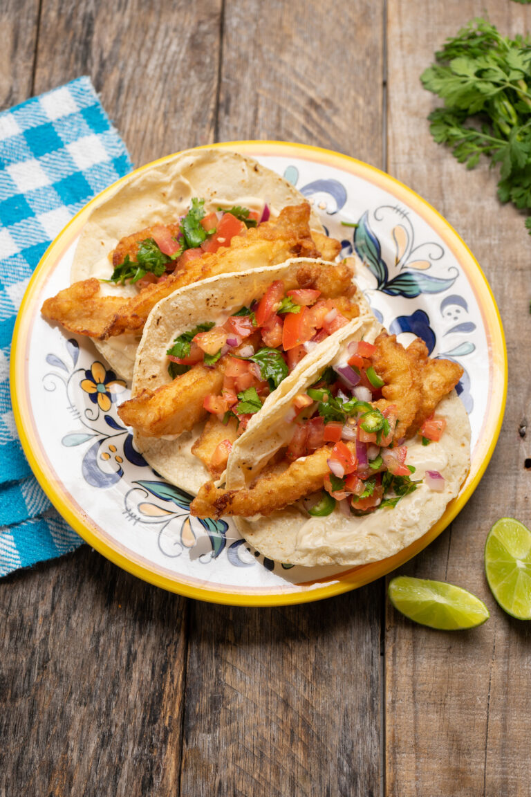 Traditionelle mexikanische panierte Fischtacos, auch Ensenada genannt, auf Holzunterlage